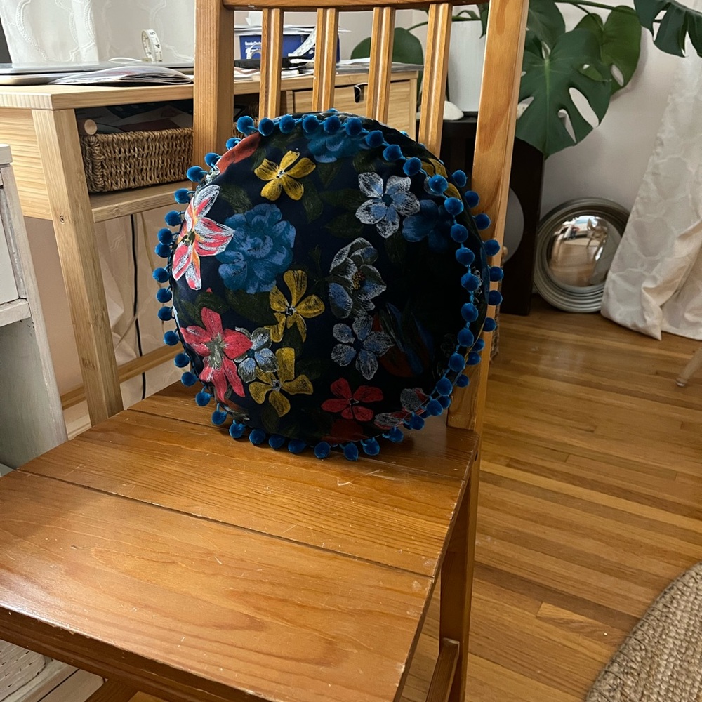 Round throw pillow - Picture 6 of 8